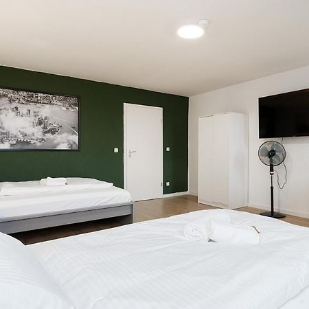 Einfach Aber Sehr Komfortabel - Wohnung Fuer 6 Personen - 2Xwc - Grupen, Messe, Monteure, Studenten - Voll Ausgestattet - 6 Betten 140X200Cm Hochwertig, 3 Smart-Tv 55 Zoll Netflix, 1000 Mbit Wlan, Voll Ausgestattete Kueche Duisburg Dış mekan fotoğraf