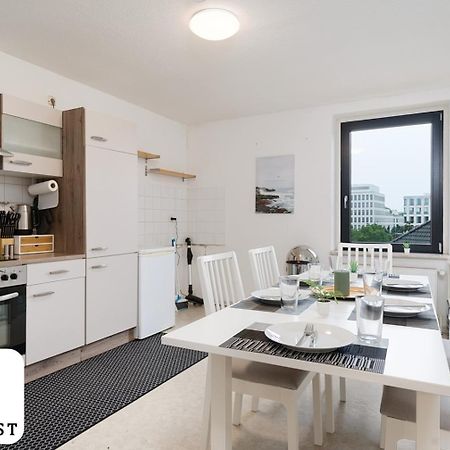 Einfach Aber Sehr Komfortabel - Wohnung Fuer 6 Personen - 2Xwc - Grupen, Messe, Monteure, Studenten - Voll Ausgestattet - 6 Betten 140X200Cm Hochwertig, 3 Smart-Tv 55 Zoll Netflix, 1000 Mbit Wlan, Voll Ausgestattete Kueche Duisburg Dış mekan fotoğraf