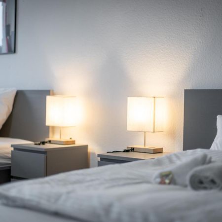 Einfach Aber Sehr Komfortabel - Wohnung Fuer 6 Personen - 2Xwc - Grupen, Messe, Monteure, Studenten - Voll Ausgestattet - 6 Betten 140X200Cm Hochwertig, 3 Smart-Tv 55 Zoll Netflix, 1000 Mbit Wlan, Voll Ausgestattete Kueche Duisburg Dış mekan fotoğraf