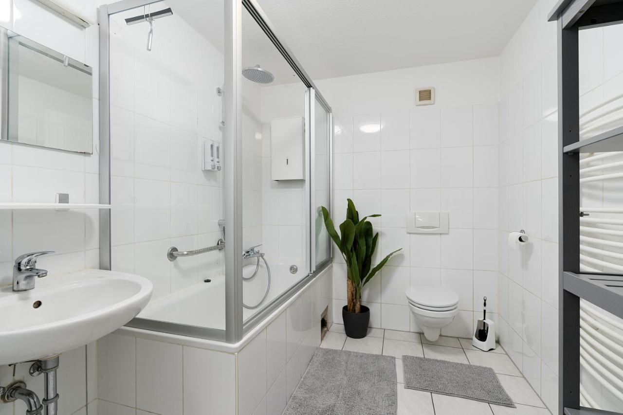 Einfach Aber Sehr Komfortabel - Wohnung Fuer 6 Personen - 2Xwc - Grupen, Messe, Monteure, Studenten - Voll Ausgestattet - 6 Betten 140X200Cm Hochwertig, 3 Smart-Tv 55 Zoll Netflix, 1000 Mbit Wlan, Voll Ausgestattete Kueche Duisburg Dış mekan fotoğraf