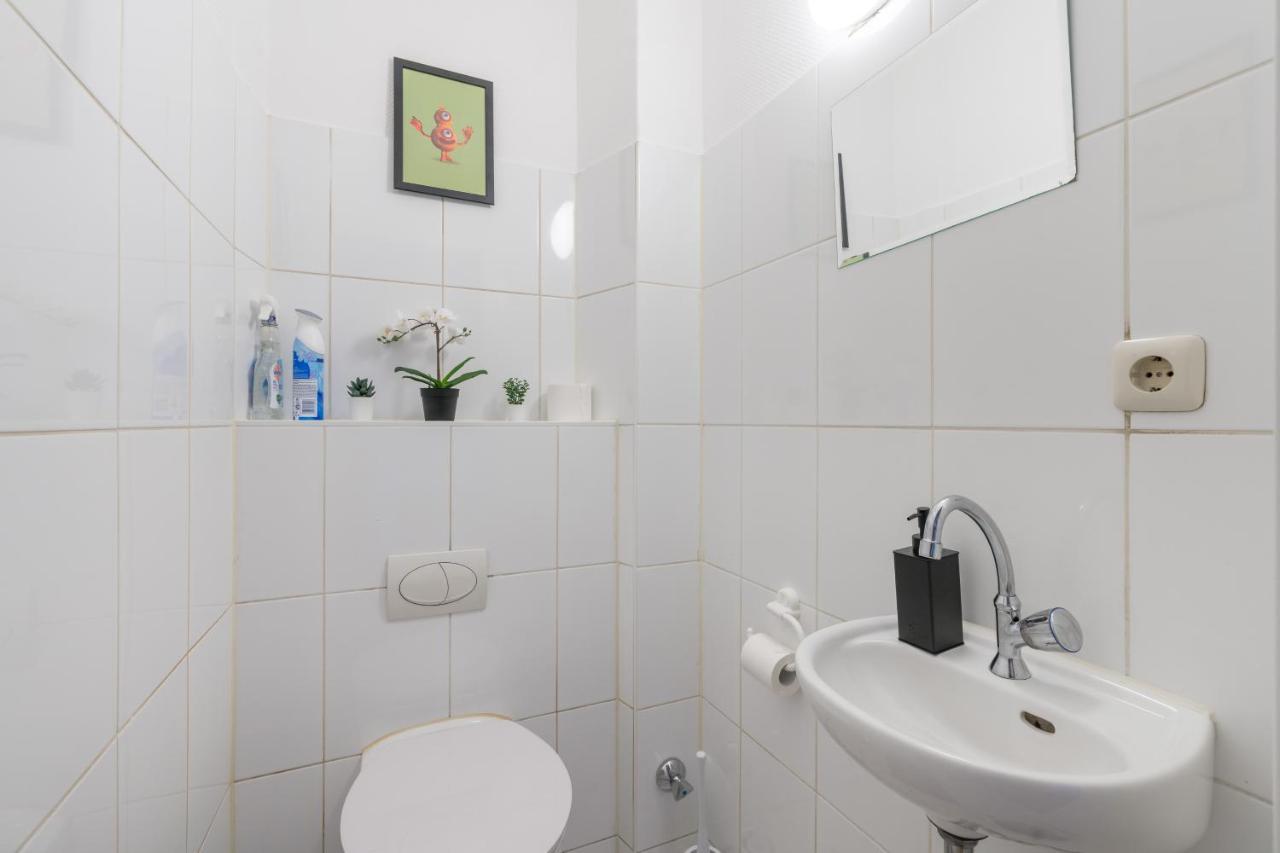 Einfach Aber Sehr Komfortabel - Wohnung Fuer 6 Personen - 2Xwc - Grupen, Messe, Monteure, Studenten - Voll Ausgestattet - 6 Betten 140X200Cm Hochwertig, 3 Smart-Tv 55 Zoll Netflix, 1000 Mbit Wlan, Voll Ausgestattete Kueche Duisburg Dış mekan fotoğraf