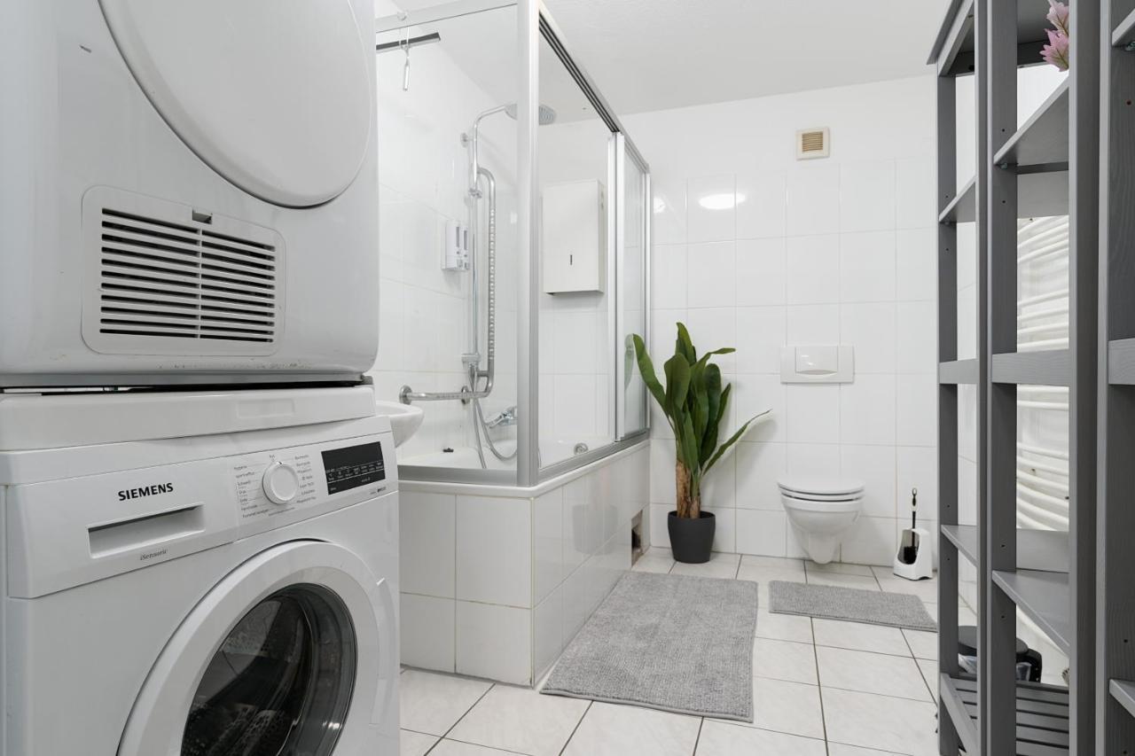 Einfach Aber Sehr Komfortabel - Wohnung Fuer 6 Personen - 2Xwc - Grupen, Messe, Monteure, Studenten - Voll Ausgestattet - 6 Betten 140X200Cm Hochwertig, 3 Smart-Tv 55 Zoll Netflix, 1000 Mbit Wlan, Voll Ausgestattete Kueche Duisburg Dış mekan fotoğraf