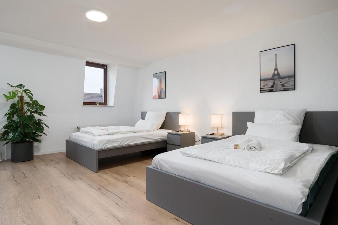 Einfach Aber Sehr Komfortabel - Wohnung Fuer 6 Personen - 2Xwc - Grupen, Messe, Monteure, Studenten - Voll Ausgestattet - 6 Betten 140X200Cm Hochwertig, 3 Smart-Tv 55 Zoll Netflix, 1000 Mbit Wlan, Voll Ausgestattete Kueche Duisburg Dış mekan fotoğraf