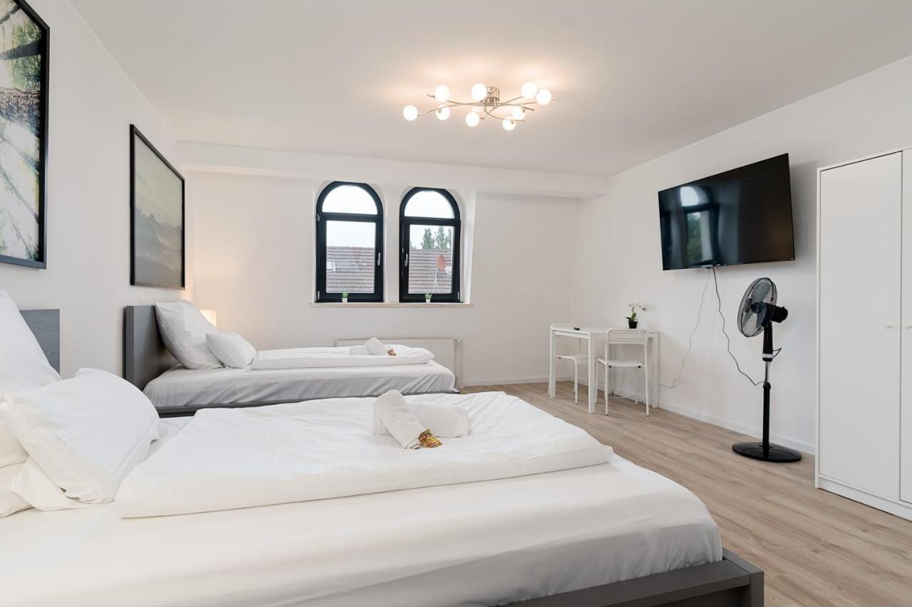 Einfach Aber Sehr Komfortabel - Wohnung Fuer 6 Personen - 2Xwc - Grupen, Messe, Monteure, Studenten - Voll Ausgestattet - 6 Betten 140X200Cm Hochwertig, 3 Smart-Tv 55 Zoll Netflix, 1000 Mbit Wlan, Voll Ausgestattete Kueche Duisburg Dış mekan fotoğraf