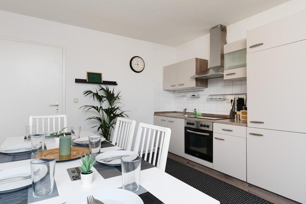 Einfach Aber Sehr Komfortabel - Wohnung Fuer 6 Personen - 2Xwc - Grupen, Messe, Monteure, Studenten - Voll Ausgestattet - 6 Betten 140X200Cm Hochwertig, 3 Smart-Tv 55 Zoll Netflix, 1000 Mbit Wlan, Voll Ausgestattete Kueche Duisburg Dış mekan fotoğraf