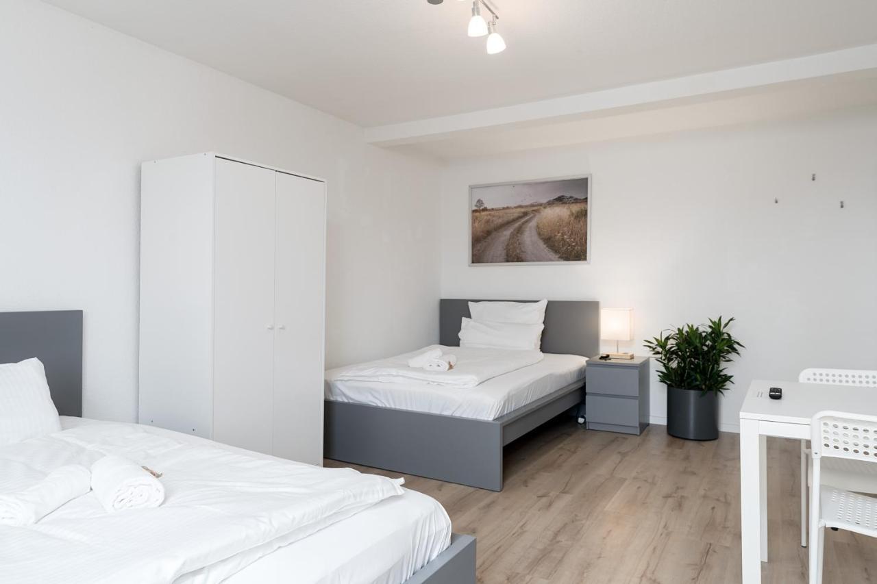 Einfach Aber Sehr Komfortabel - Wohnung Fuer 6 Personen - 2Xwc - Grupen, Messe, Monteure, Studenten - Voll Ausgestattet - 6 Betten 140X200Cm Hochwertig, 3 Smart-Tv 55 Zoll Netflix, 1000 Mbit Wlan, Voll Ausgestattete Kueche Duisburg Dış mekan fotoğraf