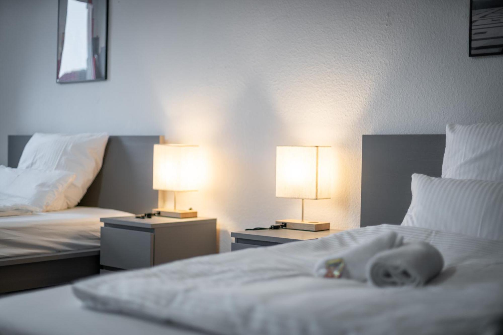Einfach Aber Sehr Komfortabel - Wohnung Fuer 6 Personen - 2Xwc - Grupen, Messe, Monteure, Studenten - Voll Ausgestattet - 6 Betten 140X200Cm Hochwertig, 3 Smart-Tv 55 Zoll Netflix, 1000 Mbit Wlan, Voll Ausgestattete Kueche Duisburg Dış mekan fotoğraf